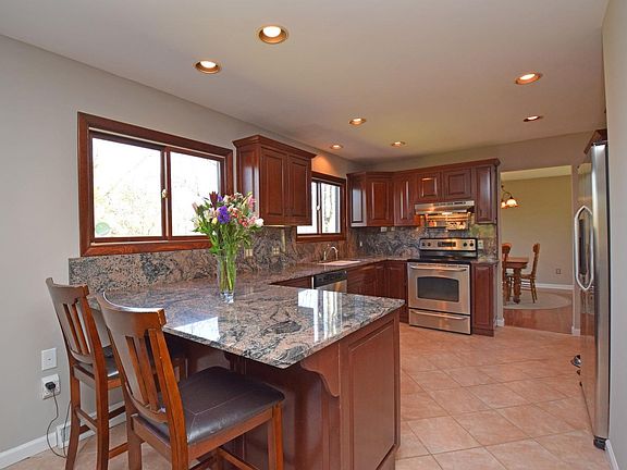 4th image of 992 Grays Ln
