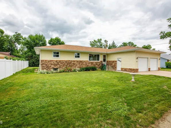 208 4th St NW, Hazen, ND 58545