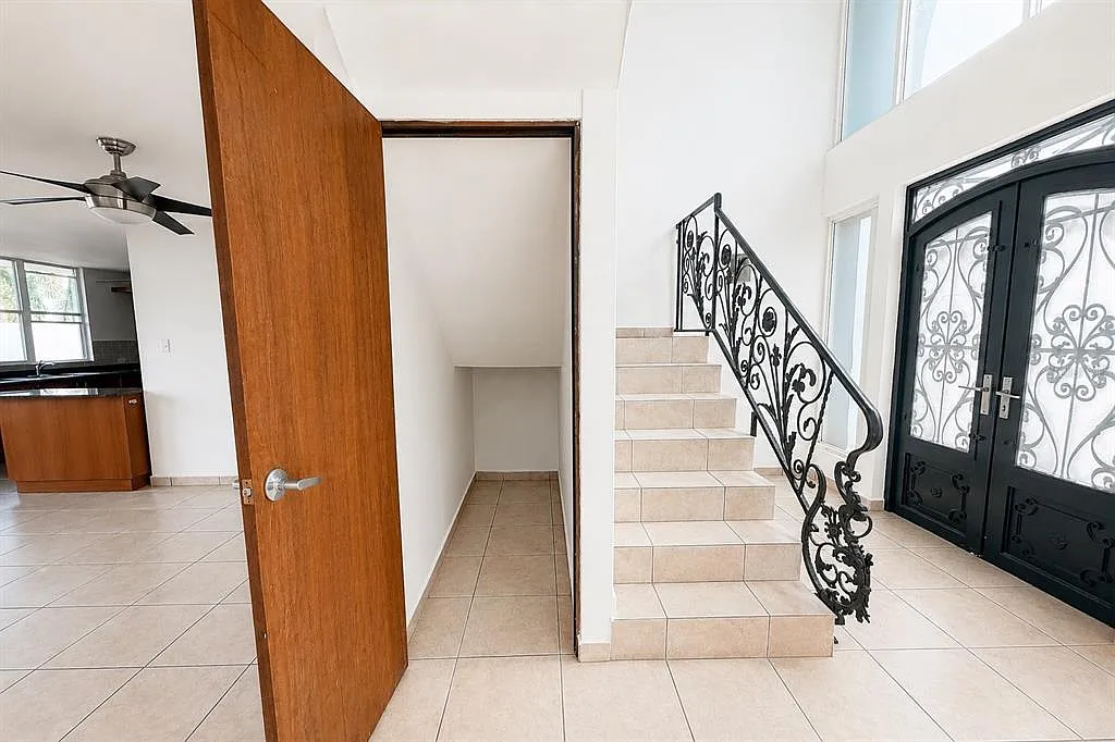 4 bed, 2.5 bath, 2100 sqft, $2,500 — Photo 2