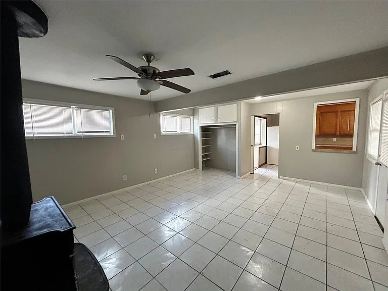914 Elton St — Photo 7