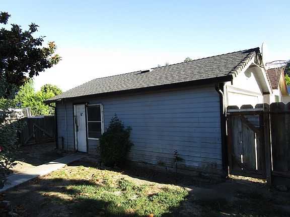 5th image of 760 College St