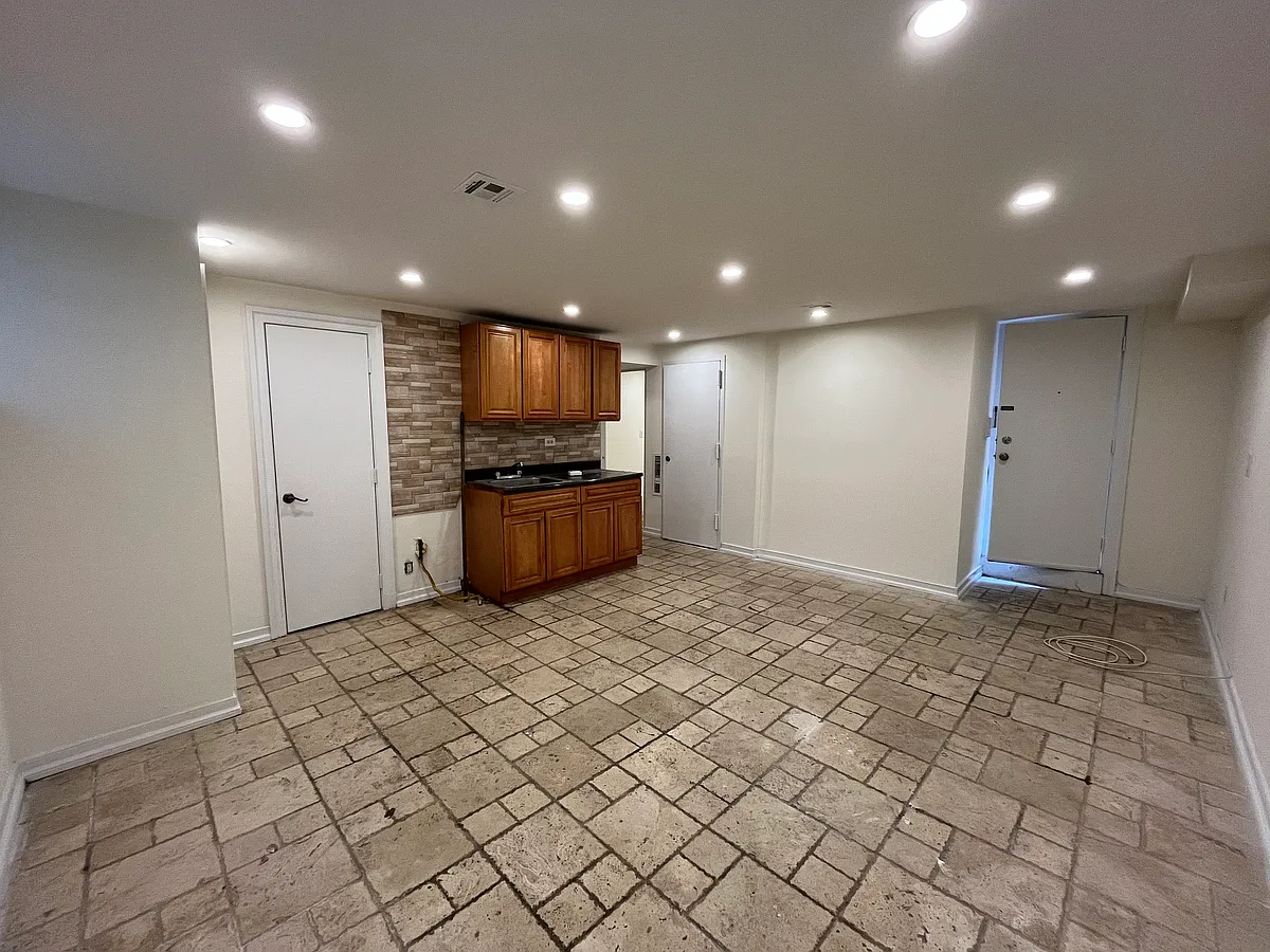 Building Photo - 1739 E 14th St #1L