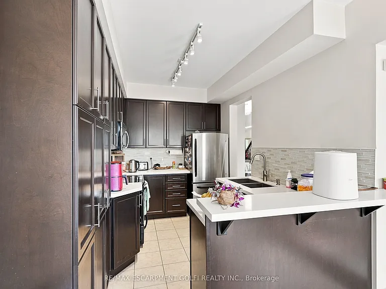 1050 Ryckman Cmn — Photo 8