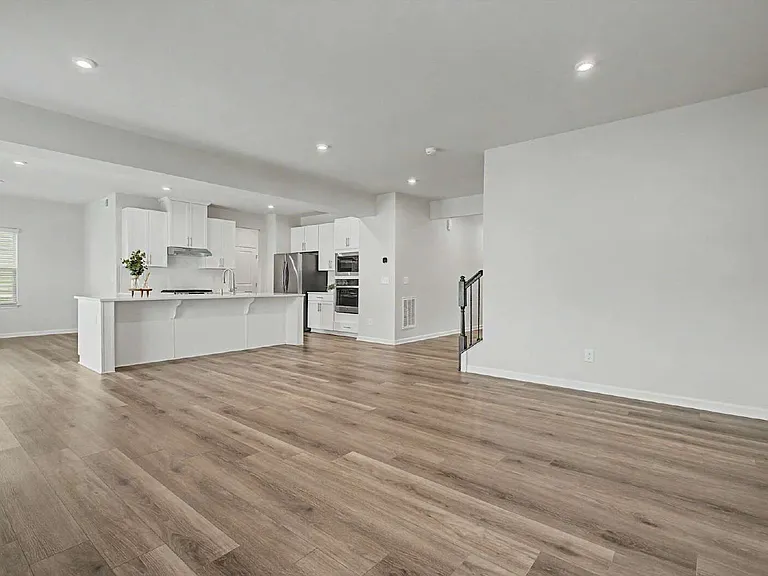 1621 Crimson Leaf Ln — Photo 11