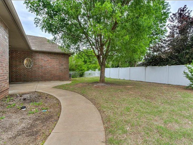 16605 Farmington Way — Photo 31