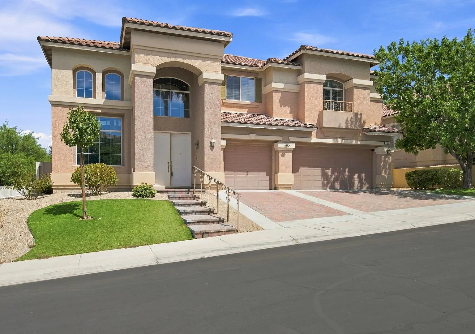 Move-In Ready 2-Story 5-Bedroom Home In Gated Community In Seven Hills - Henderson! — Photo 1