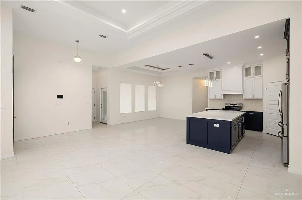 3 bed, 2.5 bath, 1868 sqft, $2,300 — Photo 4