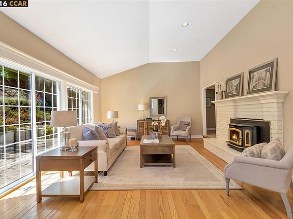 4th image of 14 Hall Dr
