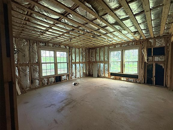 3rd image of 909 Moss Ln