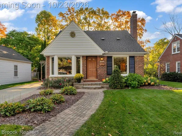32210 Arlington Dr, Beverly Hills, MI 48025