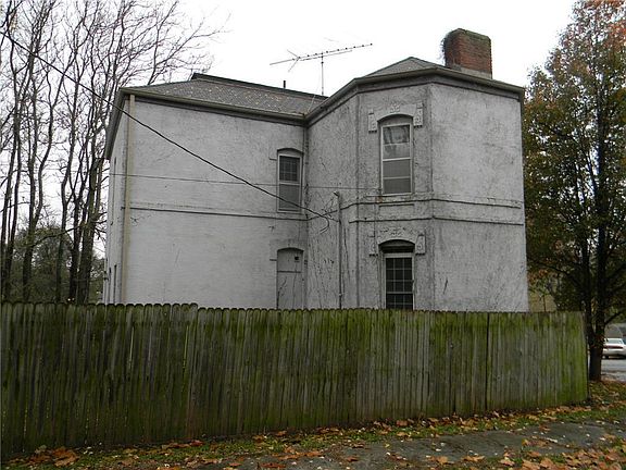 4th image of 1023 Dewey Ave