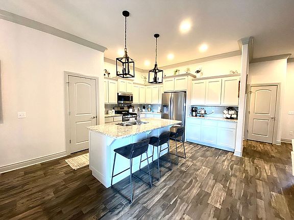 3rd image of 700 Maplewood Dr