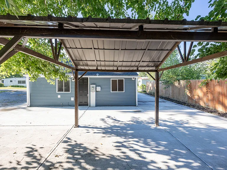 225 Bentz Ave — Photo 5
