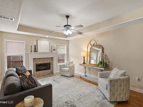 5th image of 130 Basswood Cir