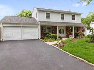 5 Lenisue Ct, Dix Hills, NY 11746