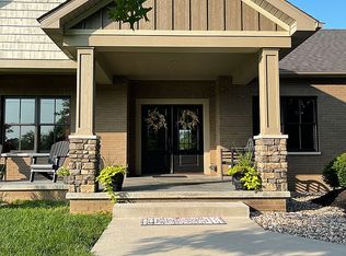 31559 Red Oak Dr, Brighton, IL 62012