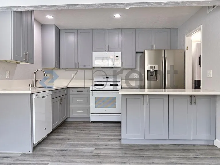 213 E Acacia St #C — Photo 8
