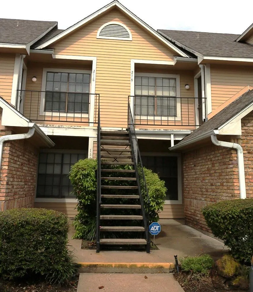1 bed, 1.0 bath, 838 sqft, $1,300 — Photo 1