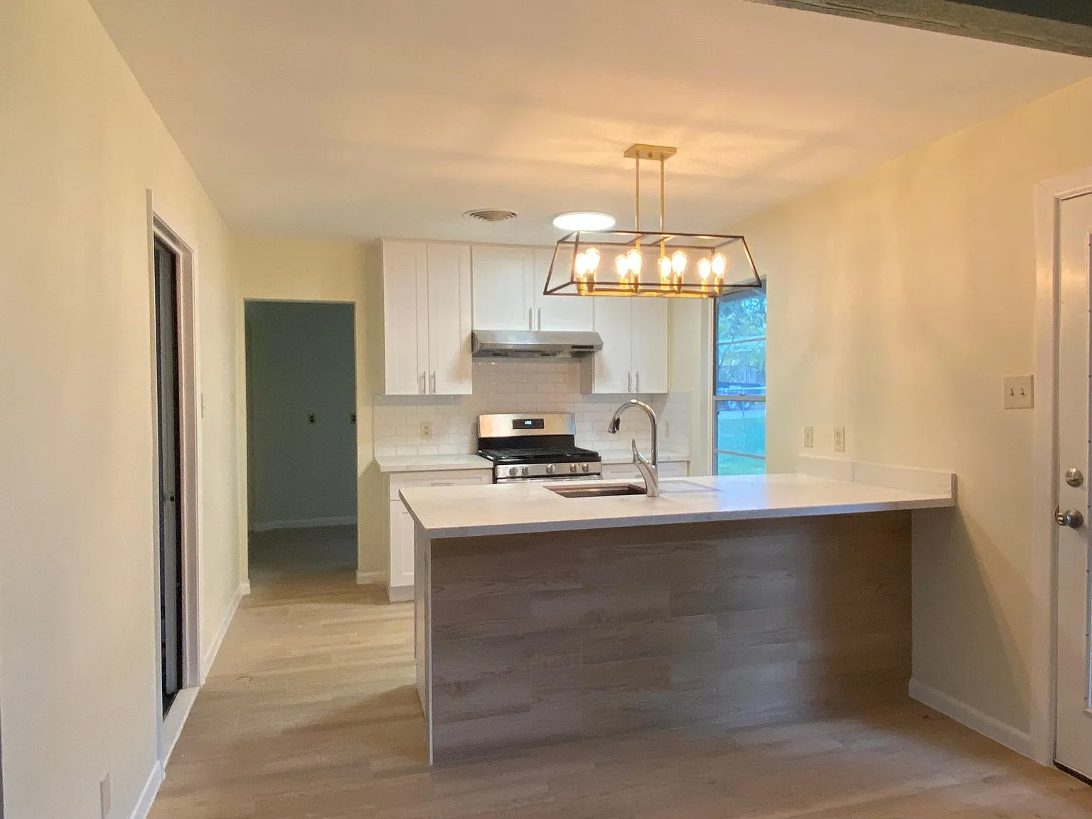 3 bed, 1400 sqft, $2,998 — Photo 2