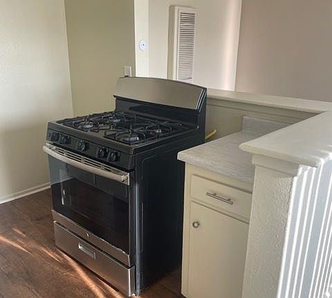 Gas range and side cabinet