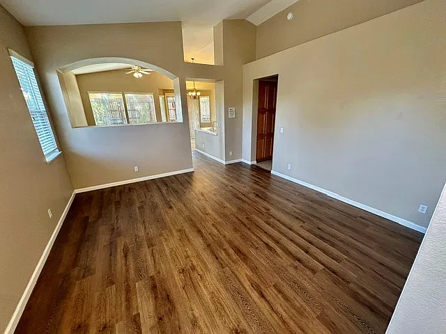 Fantastic Three Bedroom Home Close to The Palladio Folsom — Photo 3