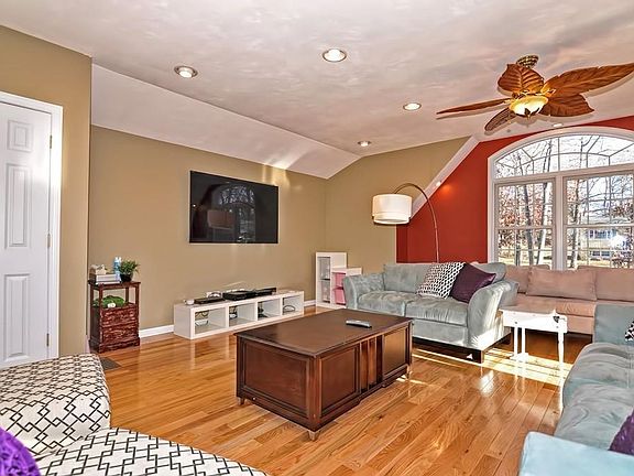 5th image of 112 Pleasant St