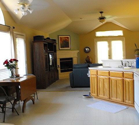 large eat-in kitchen