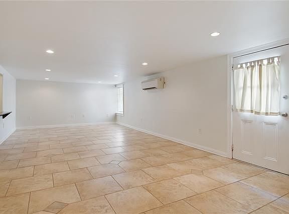 4th image of 20 Fontainebleau Dr #B