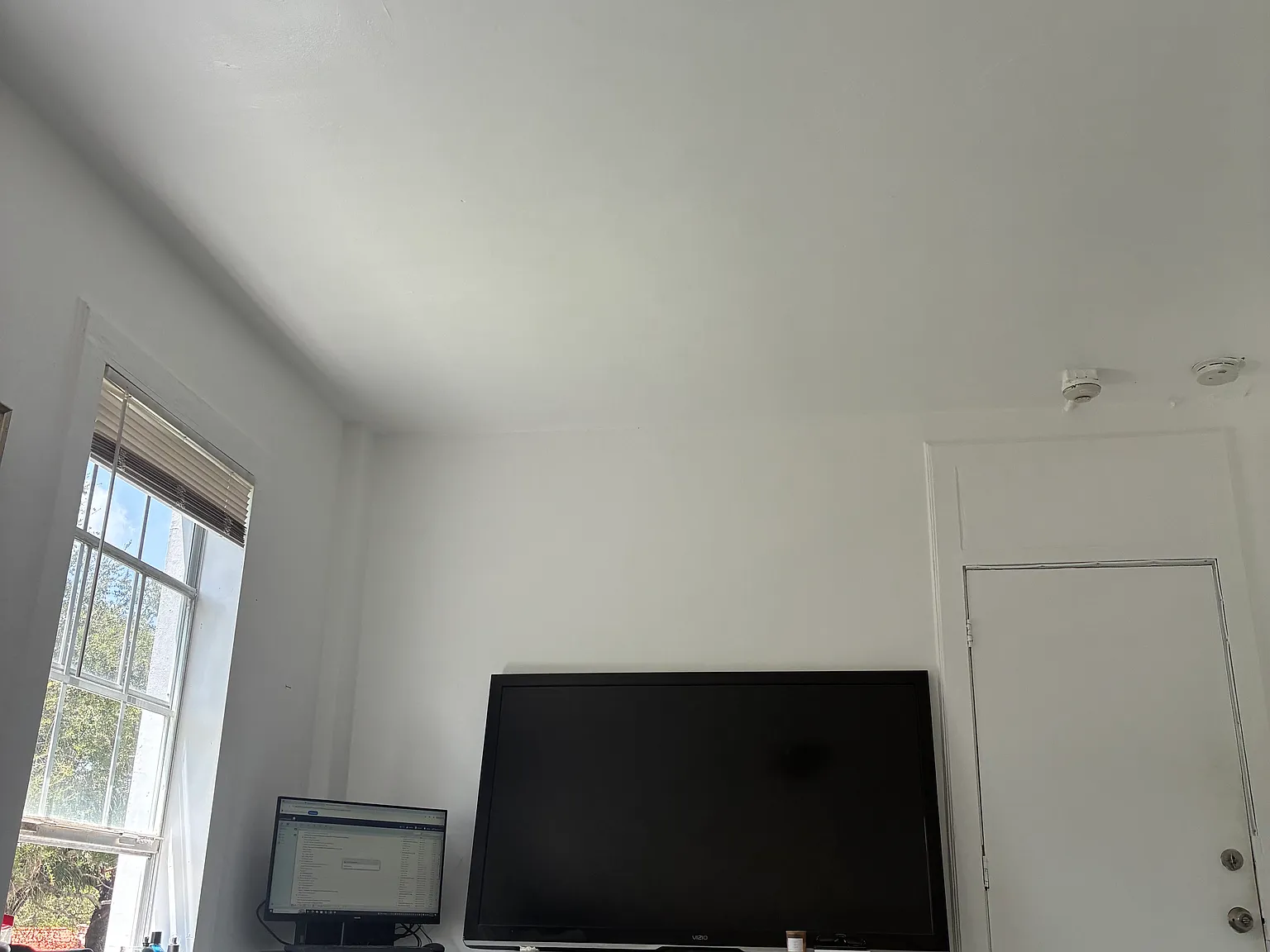 Studio, 300 sqft, $1,352 — Photo 3