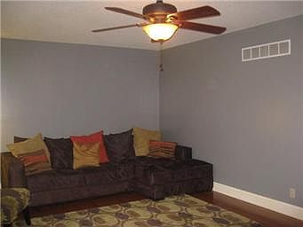 3rd image of 107 S Prairie Rose Cir