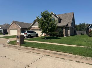 921 SW 16th St, Moore, OK 73160