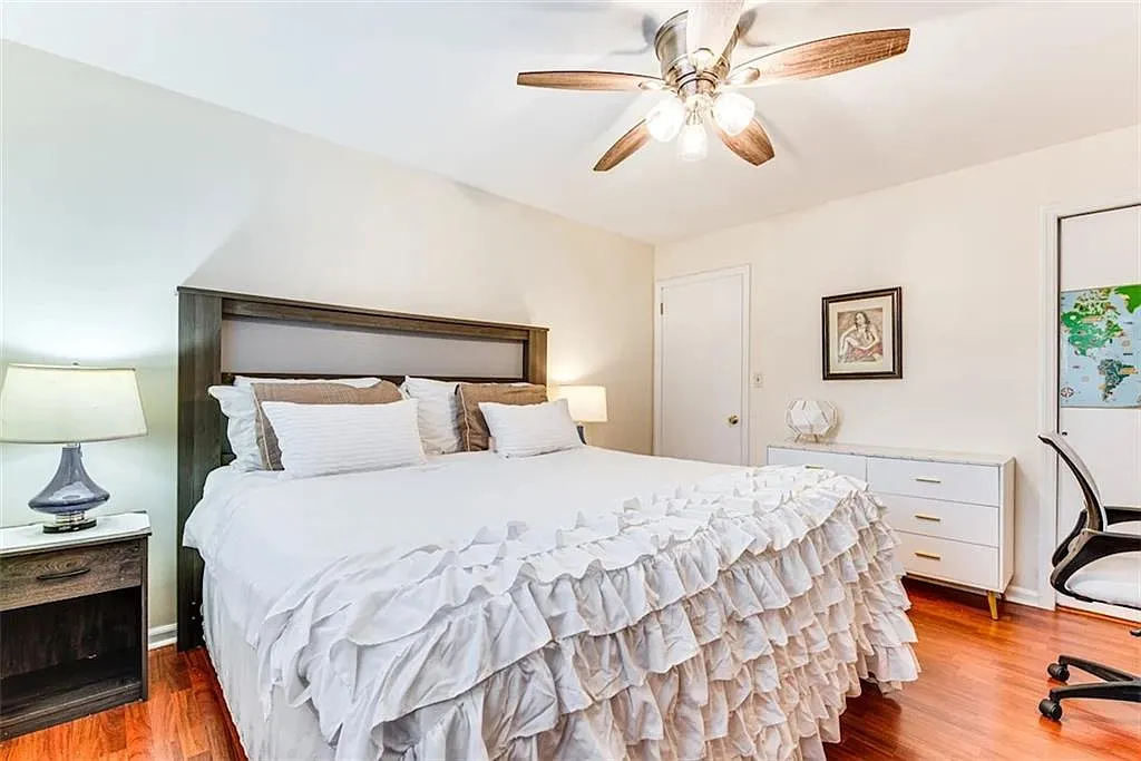 3 bed, 2.0 bath, 1500 sqft, $2,995 — Photo 2