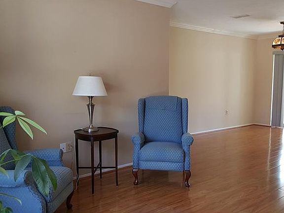 3rd image of 907 Southern Pine Ln