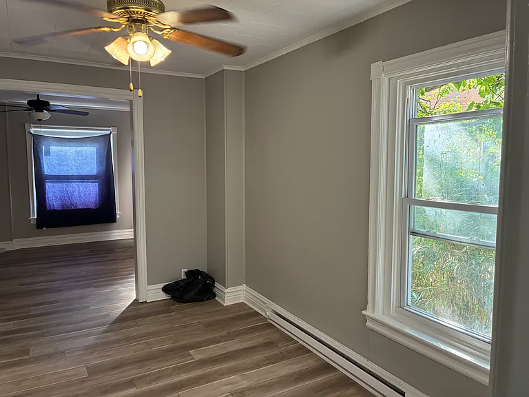 208 N Poplar St — Photo 9