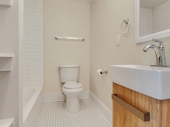 5th image of 824 Franklin Ave #A