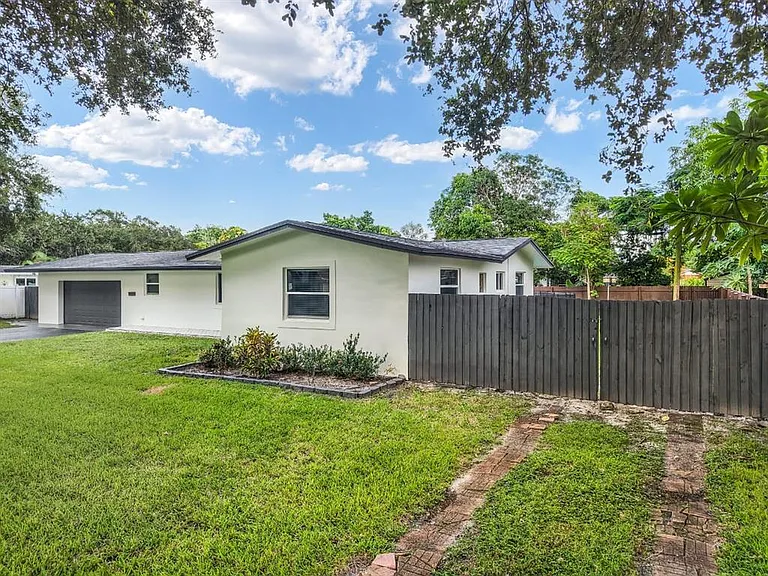 740 Beachwood Ln — Photo 18
