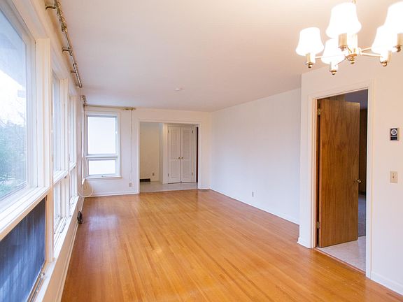 3rd image of 415 Dunailie Dr