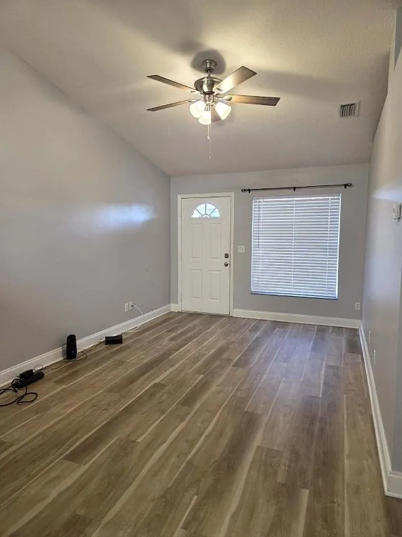 2/2 in Hillside Villas — Photo 4