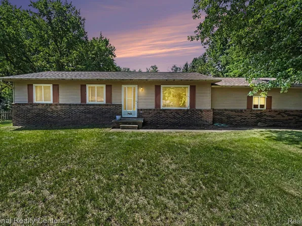 1800 Kingston Dr, Pinckney, MI 48169