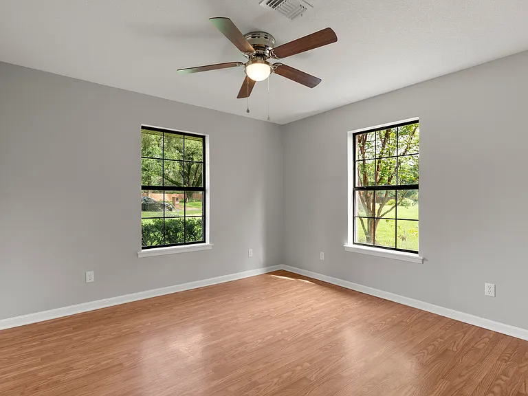 300 Oak Ln — Photo 22