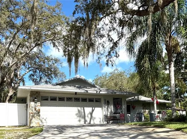 2309 Woodbend Cir, New Port Richey, FL 34655