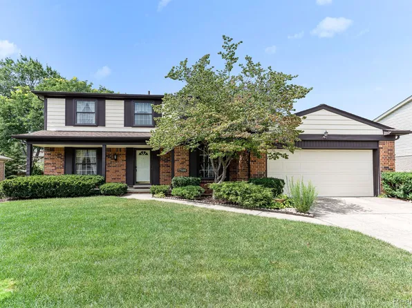 17899 Country Club Dr, Livonia, MI 48152