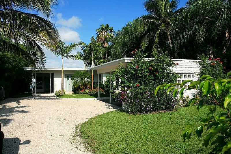 1st image of 808 W Dilido Dr