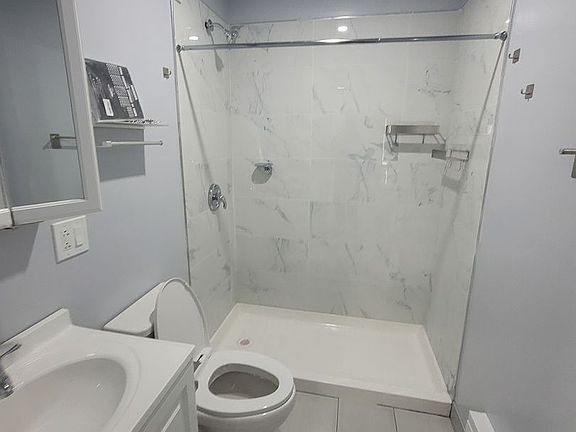 4th image of 417 W Queen Ln #1B