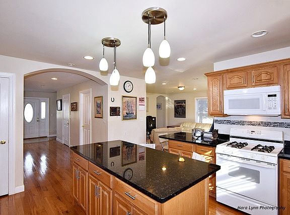 5th image of 723 N Washington Ave