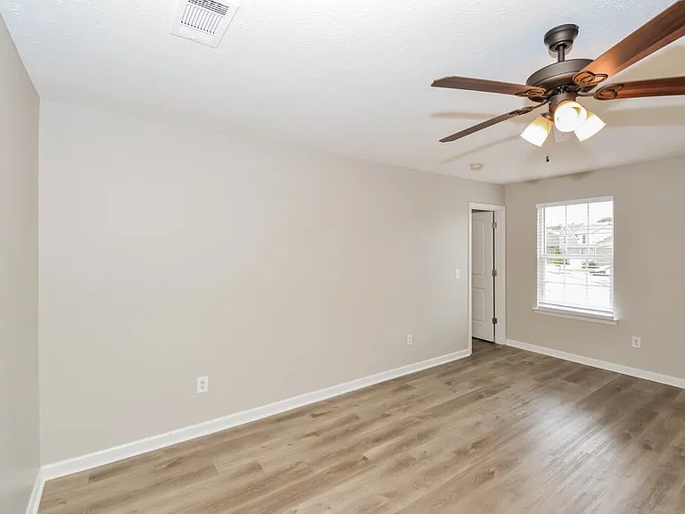 320 Birchclay Point N — Photo 8
