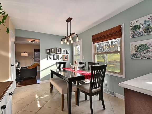 5th image of 619 Crestwood Dr