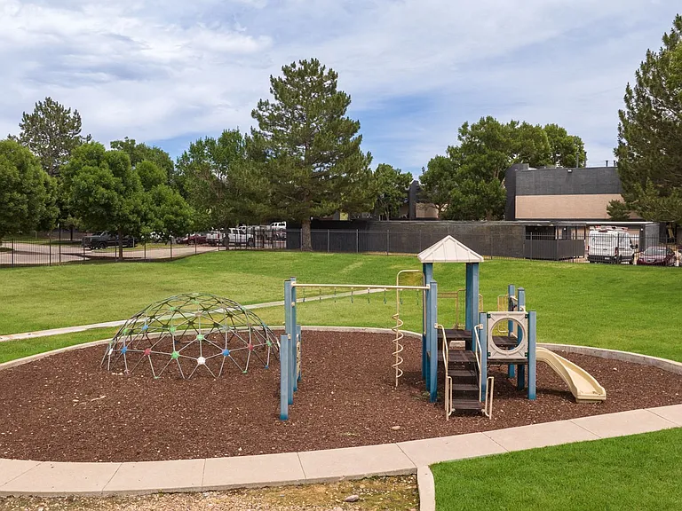 Wentworth Apartments — Photo 31