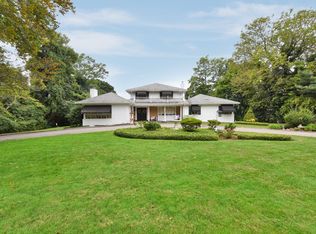 30 Hemlock Dr, Great Neck, NY 11024