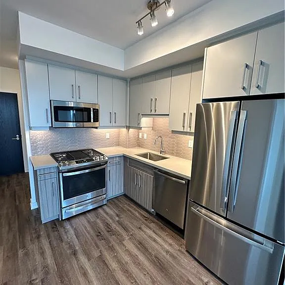 2007 James St #705 — Photo 3